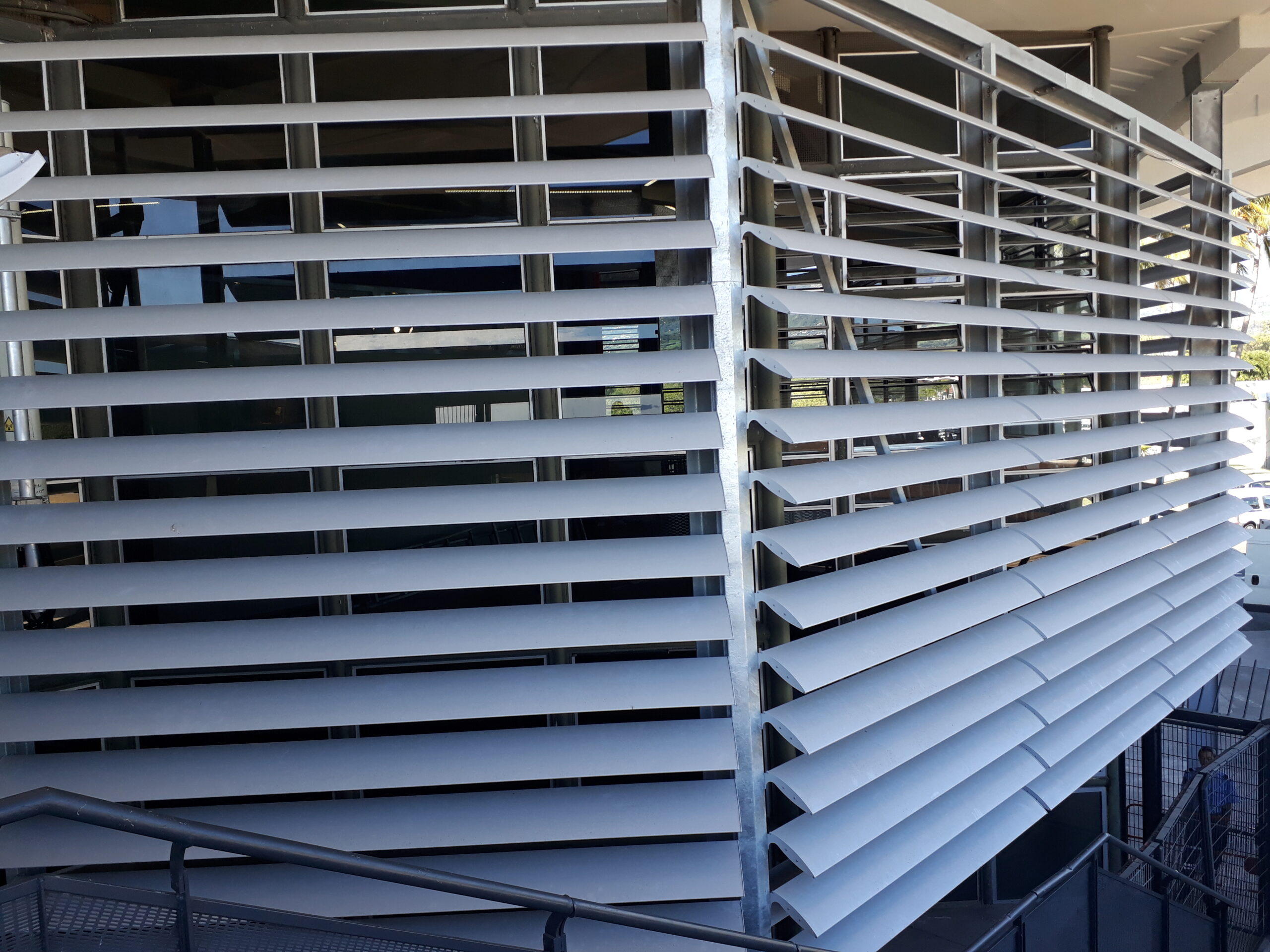 Façade équipée de lames brise-soleil en aluminium