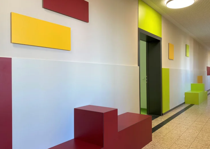 Aménagement intérieur d'une école en stratifié compact Fundermax