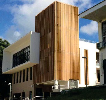Lycée Évariste de Parny à Saint-Paul, brise-soleil en bois composite